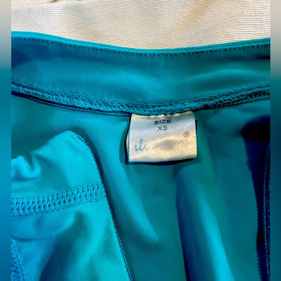 Ili swim shirt. Size xs - Picture 2 of 2